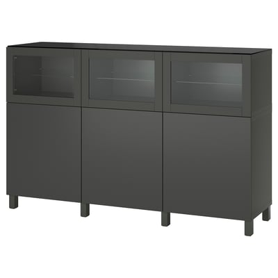 Schwarzes BESTÅ Sideboard mit Glastüren und schwarzen Beinen, in dem Gegenstände privat aufbewahrt werden können.