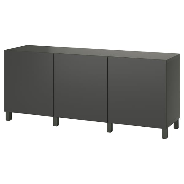 Ein dunkelgrauer IKEA BESTÅ Aufbewahrungsschrank, rechteckig in der Form, mit drei Schranktüren.