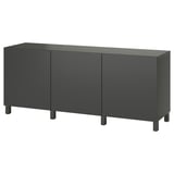Ein dunkelgrauer IKEA BESTÅ Aufbewahrungsschrank, rechteckig in der Form, mit drei Schranktüren.