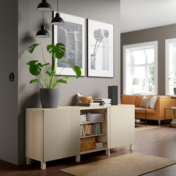 Modernes Wohnzimmer mit BESTÅ Sideboard, Pflanze und Kunst. Alternativ: Wohnzimmer mit BESTÅ, Pflanze und Kunst.