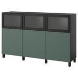 Ein ikea BESTÅ Sideboard in grünen und dunklen Farben. Es hat Glastüren und massive Türen mit verstellbaren Regalen im Inneren.