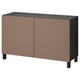 Ein Sideboard von ikea BESTÅ. Es ist rechteckig mit einer flachen Platte, zwei braunen Türen und schwarzen Beinen. Dieser moderne Schrank vereint Stauraum und Display.