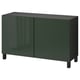 Ein olivgrünes BESTÅ Sideboard mit zwei Glastüren. Rechteckige Form, vier Beine, modernes Design.