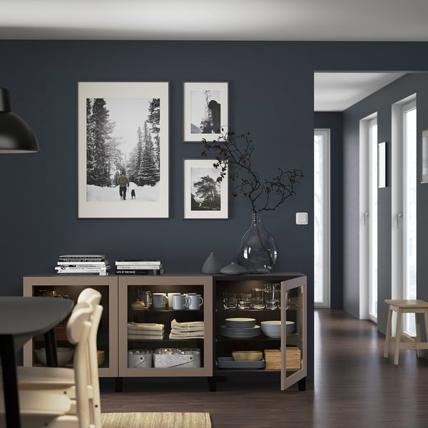 Modernes Wohnzimmer mit Sideboard & Kunstwerk. Es bewahrt Geschirr und Dekoration auf.