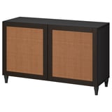 Ikea BESTÅ schwarzes Sideboard mit Basttüren, rechteckig, mit modernen und natürlichen Designelementen in stilvoller Aufbewahrung.