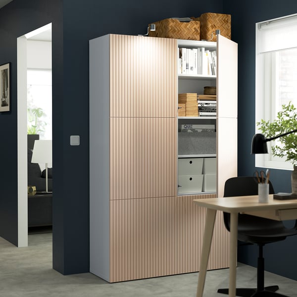 Moderner Stauraum mit verstellbaren Regalen, mit Soft-Close-Scharnieren und Holzoberfläche, der neben einem Schreibtisch in einem Home-Office aufgestellt wird.