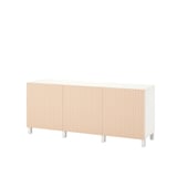 Ein BESTÅ Sideboard in Weiß mit hellen Holzpaneelen. Er ist rechteckig und verfügt über vertikale Lamellen und vier quadratische Beine. Ideal für die Aufbewahrung und Präsentation.