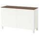 Weißes BESTÅ Sideboard mit Holzplatte, quadratischen Beinen und zwei Türen zur Aufbewahrung.