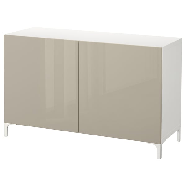 Ein weiß-beiges Sideboard von ikea BESTÅ mit zwei glatten, beigen Türen und weißen Beinen.