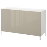 Ein weiß-beiges Sideboard von ikea BESTÅ mit zwei glatten, beigen Türen und weißen Beinen.