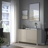 Modernes Wohnzimmer mit BESTÅ-Stauraum, Büchern, Pflanzen und Kunst.