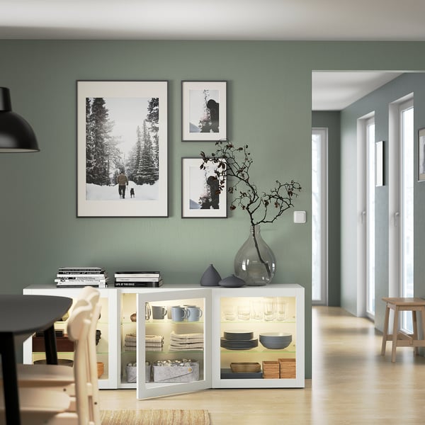 Modernes Wohnzimmer mit Vitrine, Geschirr, Dekor, Salbeiwand.