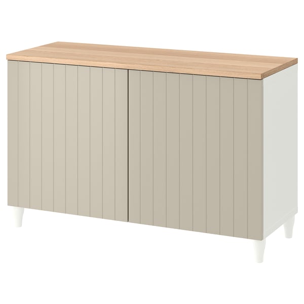 BESTÅ cremefarbenes Sideboard, Eichenplatte, vier vertikale Rillen, weiße Beine, schlichtes, modernes Design.