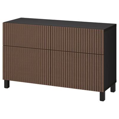 Modernes BESTÅ Sideboard, braune Holzpaneele, schwarze Beine, rechteckige Form, schlankes Design.