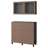 Eine braune BESTÅ-Aufbewahrungslösung mit einem Schrank und einer wandmontierten Glastür.