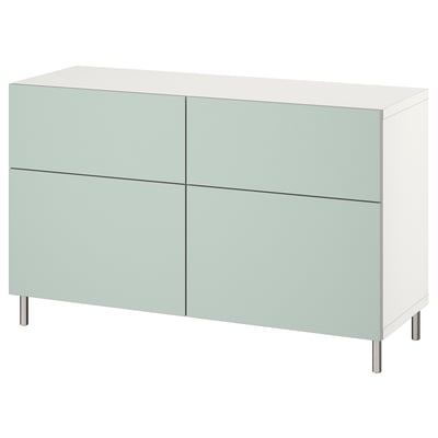 Ein hellgrünes BESTÅ Sideboard mit vier Türen, zwei Schubladen und Metallbeinen. Es hat ein modernes, rechteckiges Design.