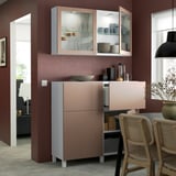 Moderne Küche mit BESTÅ-Stauraum mit Glastüren, in denen Tassen und Schüsseln ausgestellt sind; Wandschränke bieten zusätzlichen Stauraum.