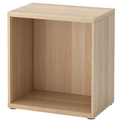 Ein BESTÅ-Aufbewahrungsschrank aus Holz in heller Eichenfarbe, mit einem offenen, rechteckigen Design und verstellbaren Füßen.