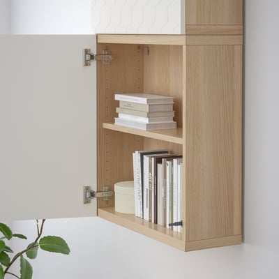 Wandschrank aus Holz, in dem Bücher ausgestellt werden und eine organisierte Aufbewahrungslösung präsentiert wird.