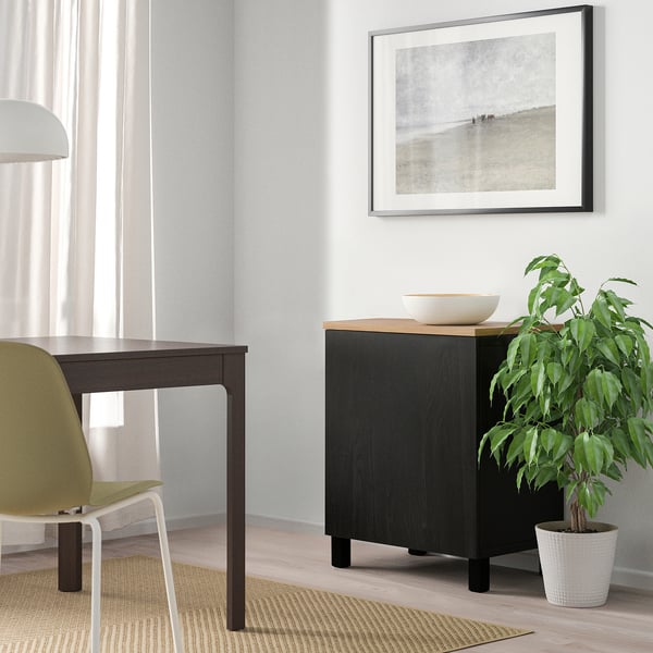 Minimalistisches Homeoffice mit BESTÅ Stauraum, Pflanze und Landschaftsfoto.