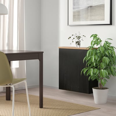 Modernes, minimalistisches Zimmer mit BESTÅ Stauraum, Pflanze und Kunst.