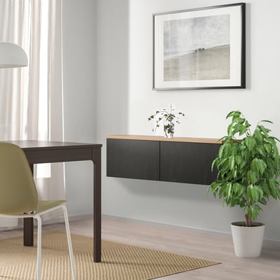 BESTÅ Einheit in Schwarz und Eiche, weiße Wand, Pflanze, Stuhl, Schreibtisch - modernes Büro.