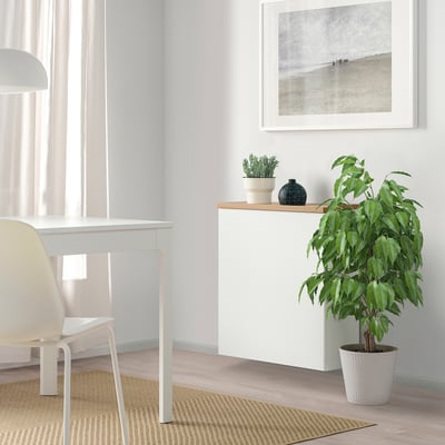 Minimalistisches Homeoffice: BESTÅ, Schreibtisch, Stuhl, Pflanze, Dekor.