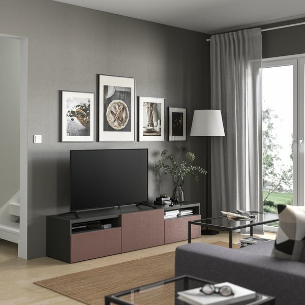 Modernes Wohnzimmer mit BESTÅ-TV-Bank, Kunst und Sofa.