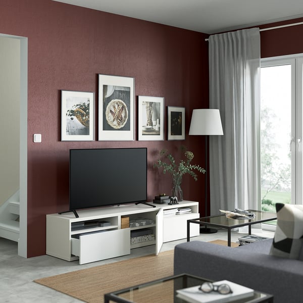 Modernes Wohnzimmer mit BESTÅ-TV-Ständer, Flachbildfernseher, Kunstdrucken und Reit-Stehlampe.