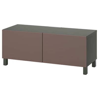 Eine kastanienbraune und graue BESTÅ TV-Bank mit zwei Türen und schwarzen Beinen.