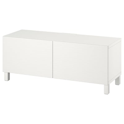Weißer BESTÅ TV-Schrank, minimalistisches Design mit zwei Türen, schlanke Metallbeine.