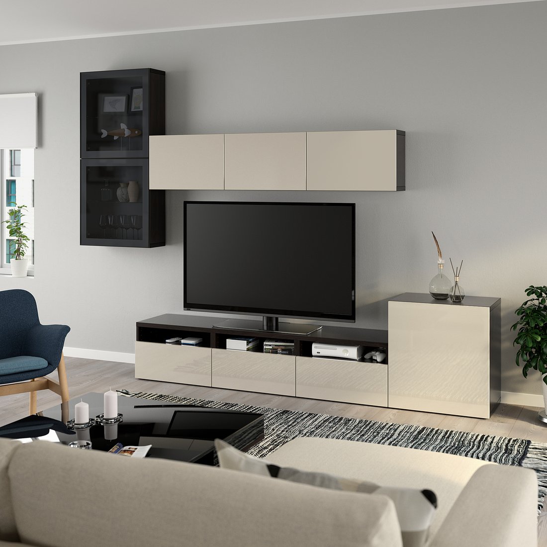 BESTÅ TV-Komb, mit Vitrinentüren, schwarzbraun, Selsviken Hochglanz