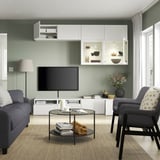 Modernes Wohnzimmer mit BESTÅ-TV-Stauraum, verstellbaren Regalen und Kabelmanagement.