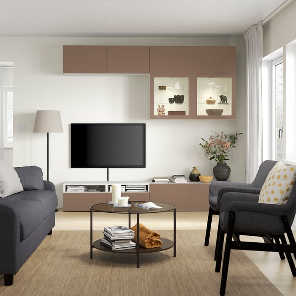 Modernes Wohnzimmer mit BESTÅ-TV, grauem Sofa und Beistelltischen. Einbauleuchten und Stehleuchte erhellen den gemütlichen Entertainment-Bereich.