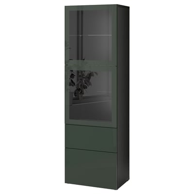 Ein hoher, dunkelgrüner BESTÅ-Schrank mit Glastüren und Schubladen, der Stauraum und Präsentation bietet.