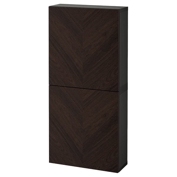 Dunkelbrauner, rechteckiger Wandschrank mit Holzmaserung mit Chevron-Muster, mit zwei Türen mit Soft-Close-Scharnieren.