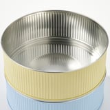 Zwei gestapelte Blechbehälter mit geripptem Design, einer blau, einer gelb.