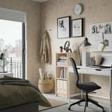 BILLY Bücherregal aus Holz im Zimmer mit Lampe, Laptop, Stuhl und Mantel. Hält Bücher, einen Korb und eine Uhr in der Nähe, Bilder.