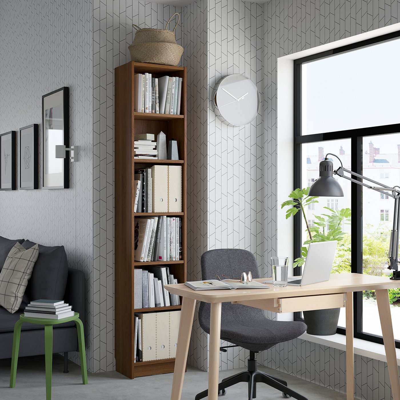 Ein gut organisiertes Homeoffice mit einem hölzernen Bücherregal, einem Bürostuhl an einem Schreibtisch am Fenster mit Laptop und Pflanze und einem gemütlichen Sofa mit Kissen.