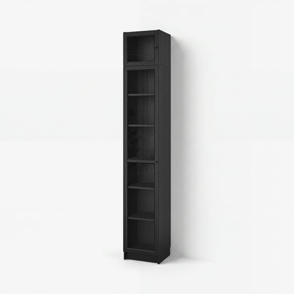 Ein hohes, dunkelbraunes BILLY-Bücherregal. Es hat mehrere offene Regale und ein einfaches, minimalistisches Design.