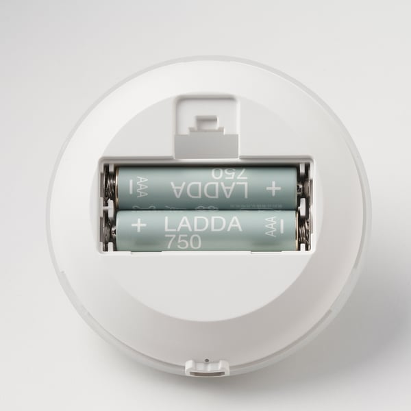 Batteriefach der BJÖRKSPIREA Lampe mit zwei ladda 750 Batterien.