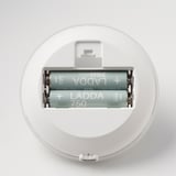 Batteriefach der BJÖRKSPIREA Lampe mit zwei ladda 750 Batterien.