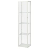 Ein weißer IKEA BLÅLIDEN-Schrank mit Glastüren. Es ist schlank, hoch, mit vier Glasböden ausgestattet, um Gegenstände ordentlich zu präsentieren.