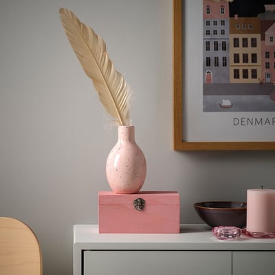 BLODBJÖRK Vase mit Feder auf rosa Schachtel. Dekorativ, rund.