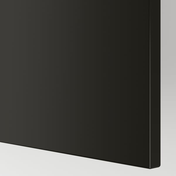 Schwarze, schlanke Schranktür mit glatter Oberfläche, Teil eines modernen Möbelsets.
