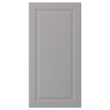 Eine hellgraue BODBYN-Schranktür mit einem glatten, abgeschrägten Design.