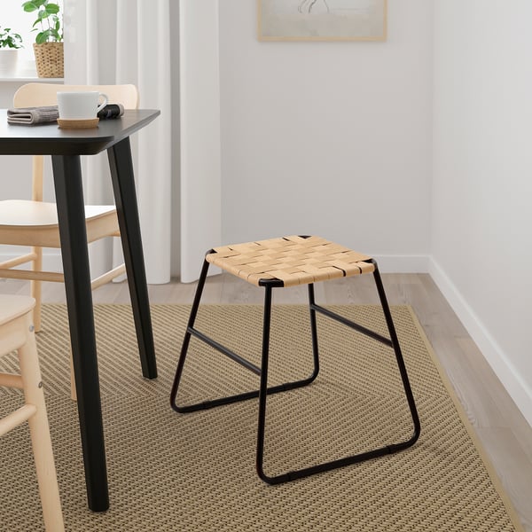 BOESKIL Hocker: schwarz, Sitz aus geflochtenem Jute, kompakt, für den Innenbereich. Steht unter einem Tisch, kleiner als Stühle.