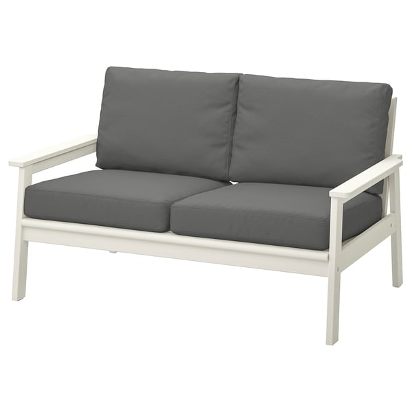 Moderner weißer Outdoor-Zweisitzer mit dunkelgrauen Kissen, schlankem Design, Rahmen aus Akazienholz.