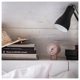 Stellen Sie sich einen rosafarbenen BONDTOLVAN-Wecker auf einem Holzregal mit Büchern und einer Lampe vor.