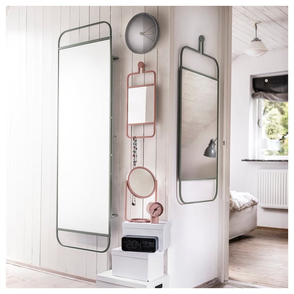 Minimalistischer Raum mit Spiegeln, Tischuhren, Haken und Fenster